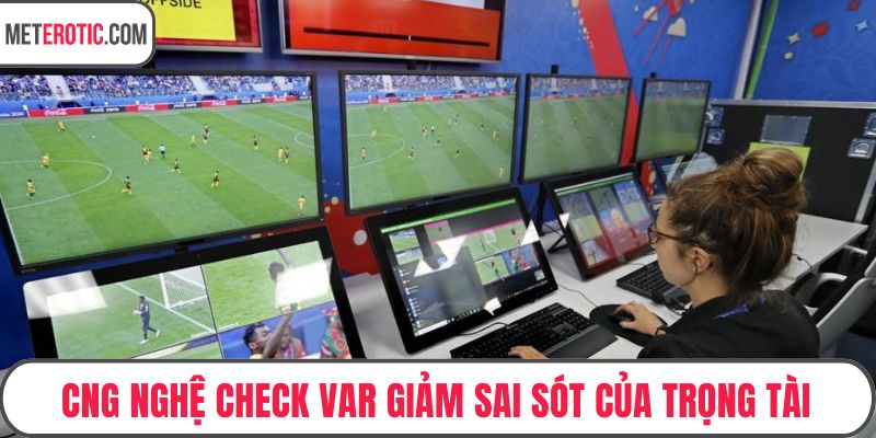 Cng nghệ check VAR giảm sai sót của trọng tài