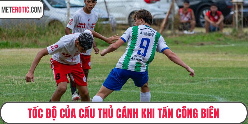 Tốc độ của cầu thủ cánh khi tấn công biên